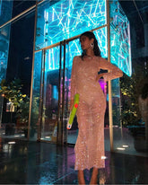 Vestido largo con abertura alta, malla y diamantes de imitación, cuello redondo